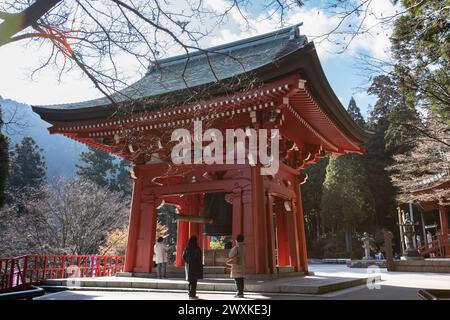La campana della sala conferenze (Daikodo) a Enryakuji in un'atmosfera mistica. Hieizan Enryaku-ji è un monastero di Tendai situato sul monte Hiei. Hokkesoujiintoutou. Foto Stock