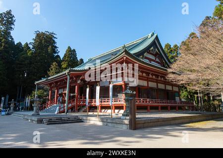 Grande sala conferenze (Daikodo) nel tempio Enryakuji in un'atmosfera mistica. Hieizan Enryaku-ji è un monastero di Tendai situato sul monte Hiei. Hokkesoujiintoutou. Foto Stock