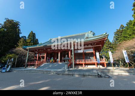 Grande sala conferenze (Daikodo) nel tempio Enryakuji in un'atmosfera mistica. Hieizan Enryaku-ji è un monastero di Tendai situato sul monte Hiei. Hokkesoujiintoutou. Foto Stock