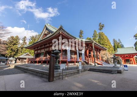 Grande sala conferenze (Daikodo) nel tempio Enryakuji in un'atmosfera mistica. Hieizan Enryaku-ji è un monastero di Tendai situato sul monte Hiei. Hokkesoujiintoutou. Foto Stock