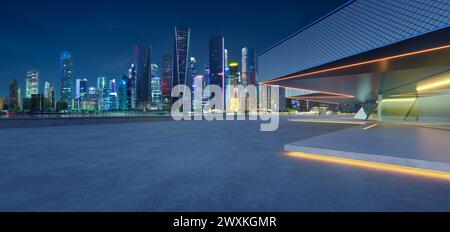 Vista panoramica di uno skyline futuristico della città con luci vibranti durante l'ora blu. Rendering 3D. Foto Stock