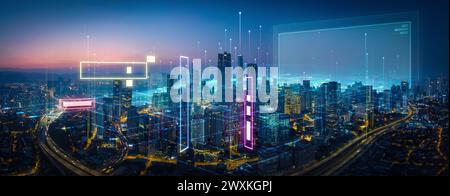 Futuristico skyline urbano intelligente al crepuscolo con sovrapposizioni digitali e grattacieli. Rendering 3D. Foto Stock