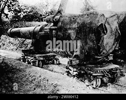 Foto della prima guerra mondiale: Cannone pesante di artiglieria trasportato su una ferrovia a scartamento ridotto CA. 1914-1919 Foto Stock