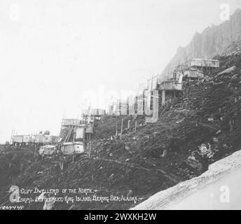 (Didascalia originale) Eskimo Cliff dweller Settlement, King Island, Bering Strait, Alaska CA. 1921 Foto Stock