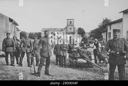 Soldati tedeschi per le strade di Gondrexon, Francia ca. 1915-1918 Foto Stock