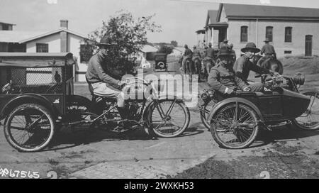 Corpo dei segnali, sezione piccioni. Motocicletta dotata di gabbia per il trasporto dei piccioni CA. 1917-1919 Foto Stock