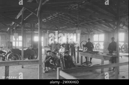 Soldati al Camp Pike College, Camp Pike, Arca. Classe di riparazione motociclette CA. 1920 Foto Stock