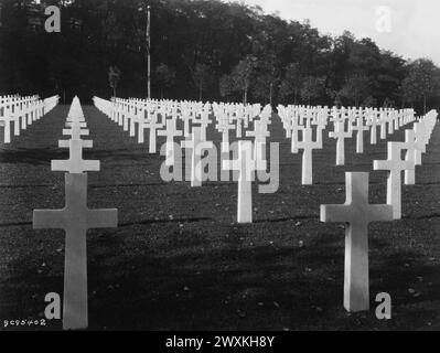 Cimitero americano di Suresnes, con croci di marmo circa 1928 Foto Stock