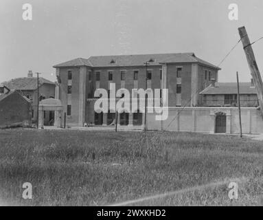 Kaingwan, Cina. Edificio che fu utilizzato dai giapponesi come quartier generale durante la guerra sino-giapponese del 1932 ca. 1932 Foto Stock