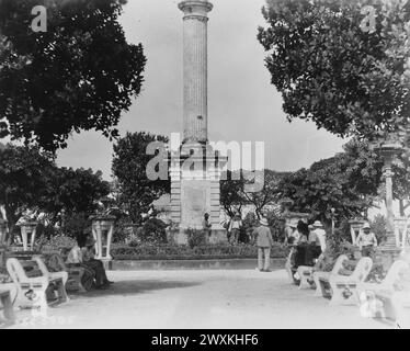 Nativi che mostrano il monumento di Magellano a un soldato. Cebu, Isole Filippine. 6 febbraio 1933 Foto Stock