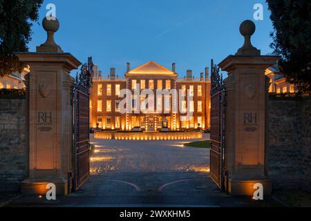 Aynho Park, residenza di campagna del XVII secolo, classificata di grado i, illuminata al crepuscolo. Aynho, Northamptonshire, Oxfordshire, Inghilterra Foto Stock