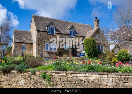 Cottage in pietra in primavera. Ebrington, Chipping Campden, Gloucestershire, Inghilterra Foto Stock