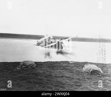 Didascalia originale: Point Barrow, Alaska. Scena del Wiley Post e Will Rogers si schiantano con i corpi di Rogers e Post in primo piano; agosto 1935. Foto Stock