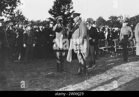 Il Presidente Von Hindenburg e il Comandante del vi Div., generale Barone von Ledebur. Manovre di corpo della 5a e 7a Divisione in Baviera, Wurttemberg e Baden - 1926 Foto Stock