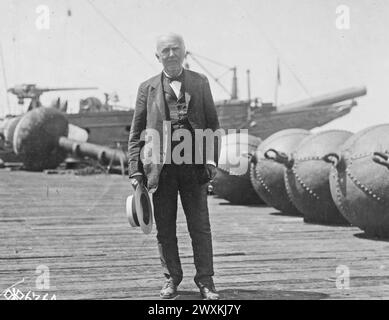 Thomas Edison al lavoro alla stazione navale di Key West, dove è impegnato in lavori sperimentali segreti CA. 1918 Foto Stock