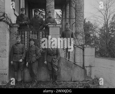 Generale di brigata Douglas MacArthur; maggiore Walter B. Wolf, capo di stato maggiore; tenente W.H. Wright; capitano W. Hill; fila inferiore, tenente R. H. Weller: tenente Louis Bonn, addetto dell'esercito francese; capitano P.W. Bayard, aiutante del generale MacArthur, 42a divisione "arcobaleno". Sinzig, Prussia renana, Germania ca. 1919 Foto Stock