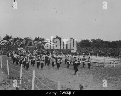 Grande ingresso di artisti guidati dalla band di Ali Baba e i Forty Thieves. First U.S. Division Circus; Colonia, Germania, CA. Agosto 1919 Foto Stock