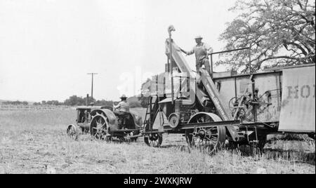 Viejas Band of Kumeyaay Indians, California: Photograph of Men Operating Farm Equipment on the Baron Long Ranch CA. 1936-1942 Foto Stock