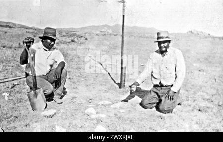 Riserva Los Coyotes: Fotografia di Marcus Segundo e Manuel Chapparosa all'Old Corner fondata nel 1855 circa 1936-1942 Foto Stock