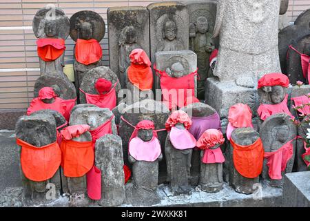 Primo piano delle statue di Jizo al tempio Togenuki Jizoson Koganji a Sugamo - città di Toshima, Tokyo, Giappone - 28 febbraio 2024 Foto Stock