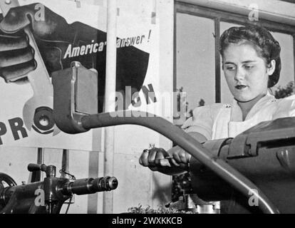 Questa fotografia raffigura una giovane donna affiliata alla National Youth Administration mentre lavora in un'officina meccanica nel Connecticut, California. 1939-1943 Foto Stock