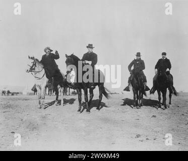 Brig. Il generale Nelson A. Miles e Buffalo Bill osservano il campo indiano ostile vicino alla Pine Ridge Agency, South Dakota CA. 16 gennaio 1891 Foto Stock