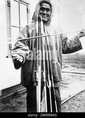 Simiguluk, lancia eschimese e lancemaker con le sue merci, Point Barrow, Alaska CA. 1935 Foto Stock