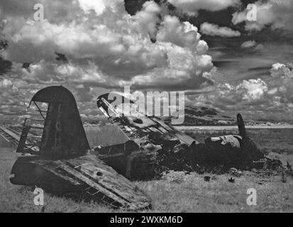 Vista a infrarossi dell'aereo giapponese distrutto vicino a Angeles, Pampanga, su Luzon, nelle Isole Filippine sullo sfondo c'è il Monte Arayat, a circa 10-24 miglia di distanza circa. Maggio 1945 Foto Stock