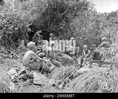 Guerra del Vietnam: Membri delle compagnie B e D, 1st Battalion, 501st Infantry, Regiment, 101st Airborne Division, fai una pausa dalla giungla combattuta a est di Tam Ky CA. 1969 Foto Stock