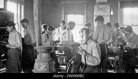 Studenti nel negozio di imbracature di una scuola indiana in South Dakota, California. 1930 o 1940 Foto Stock