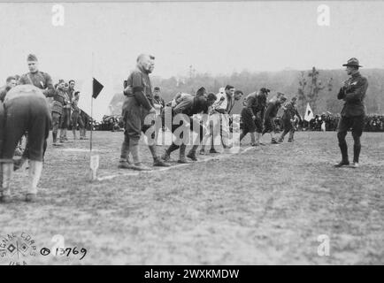 I soldati gareggiano in una gara a tre zampe in un evento atletico YMCA a St. Aignan, Francia ca. 1918 Foto Stock