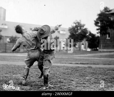 Esercitazione Jiu Jitsu per i soldati a Fort Myer Virginia - l'istruttore mette da parte la pistola calci indietro la gamba e manda l'avversario a terra CA. 1918 Foto Stock