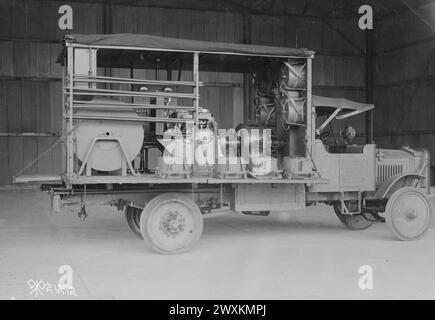 Autocarro con illuminazione di campo mobile. Vista laterale con tendine sollevate che mostra il motore e il generatore CA. 1918 Foto Stock