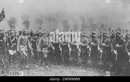 Il Kaiser e il principe ereditario esaminano le truppe. La foto è stata scattata poco prima del viaggio tedesco a Parigi nel giugno 1918. Foto Stock