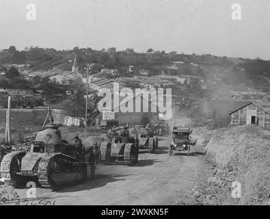 Foto della prima guerra mondiale: Vista che mostra la 337a compagnia, il 13° battaglione, il 505° reggimento di carri armati francesi che attraversano Rampont dopo l'azione a Montfaucon, Francia ca. 1918 Foto Stock