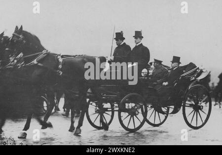 Re Giorgio V di Gran Bretagna e Raimondo Poincare, presidente della Francia, passando l'Arco di Trionfo a Parigi ca. 1918 Foto Stock