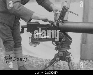 Vista lato destro della pistola Browning Machine con coperchio aperto che mostra come viene rimosso il nastro CA. 1918 Foto Stock