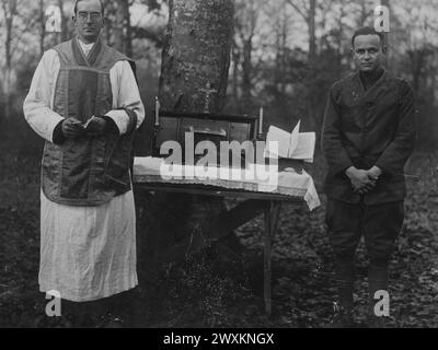 Messa cattolica tenuta dal cappellano Wolfe del 110° reggimento per il 103° treno di rifornimenti, tra Heudicourt e Chalons France ca. 1918 Foto Stock