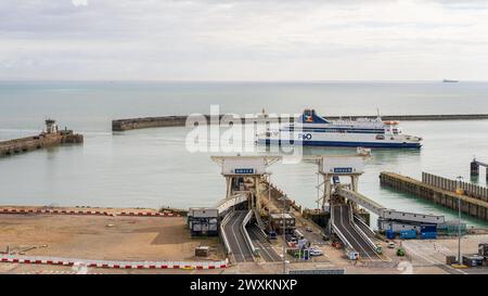 Dover, Kent, Inghilterra, Regno Unito - 19 marzo 2023: Vista di un traghetto che arriva al porto di dover Foto Stock