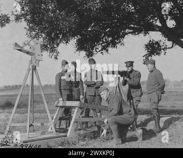 Gli studenti delle scuole di artiglieria aerea imparano i punti più fini della stima delle distanze in aria (range) ca. 1918 Foto Stock