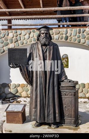 Regione di Kaluga, Russia - marzo 2019: Monumento allo scienziato russo, chimico, fisico Dmitri Mendeleev. Ethnographic Park Ethnomir Foto Stock