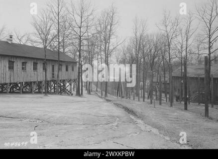 CASERMA PRIGIONE DI GUERRA n. 1, Fort McPherson, GA Vista interna della porzione di scorta. L'edificio a sinistra è parte del Prisoner of War Hospital; l'edificio a destra è Prisoner of War workshop ca. 1918-1919 Foto Stock