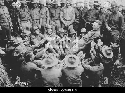 Soldati della U.S. School of Military Aeronautics, Ohio State College, uomini che partecipano a un'esercitazione fiduciaria o si divertono seduti in cerchio e spingono un uomo in giro che è caduto in braccio CA. 1918-1919 Foto Stock