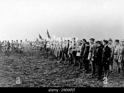 Gli aviatori francesi sono stati esaminati dal generale Petain in apprezzamento del loro eroico lavoro. Foto scattata in Belgio ca. 1916-1919 Foto Stock