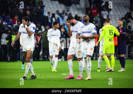 Marsiglia, Francia. 31 marzo 2024. I giocatori di Marsiglia reagiscono dopo la partita di calcio di Lega 1 francese tra Olympique Marseille e Paris Saint-Germain (PSG) a Marsiglia, in Francia, il 31 marzo 2024. Crediti: Clement Mahoudeau/Xinhua/Alamy Live News Foto Stock