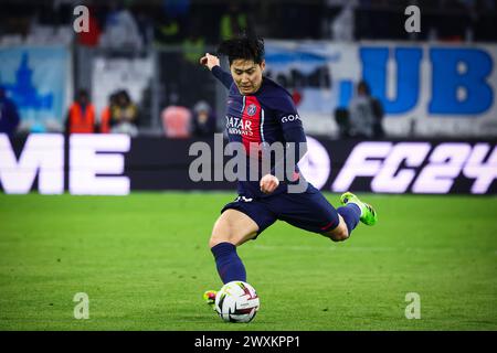 Marsiglia, Francia. 31 marzo 2024. Lee Kang-in del Paris Saint-Germain gareggia durante la partita di calcio di Lega 1 francese tra Olympique Marseille e Paris Saint-Germain (PSG) a Marsiglia, in Francia, il 31 marzo 2024. Crediti: Clement Mahoudeau/Xinhua/Alamy Live News Foto Stock