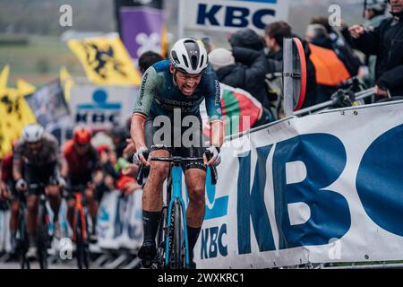 Oudenaarde, Belgio. 1 aprile 2024. Foto di Zac Williams/SWpix.com - 31/03/2024 - Ciclismo - 2024 Ronde Van Vlaanderen - Oliver Naesen, Decathlon AG2R la Mondiale. Crediti: SWpix/Alamy Live News Foto Stock