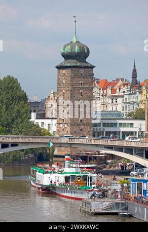 Praga, Repubblica Ceca - 16 giugno 2018: La torre dell'acqua di Šítkov accanto al ponte Jirásek. Foto Stock