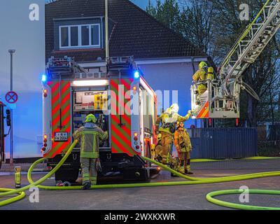 Großbrand in einem Gewerbeobjekt in Hannover Drei Löschzüge und zwei Freiwillige Feuerwehren bekämpften heute Früh einen Großbrand in einem Gewerbegebiet im Masurenweg im Stadtteil List in Hannover. *** Grande incendio in un edificio commerciale di Hannover tre vigili del fuoco e due vigili del fuoco volontari hanno combattuto un grande incendio in un'area commerciale a Masurenweg nel distretto List di Hannover questa mattina Copyright: xBerndxGüntherx Foto Stock