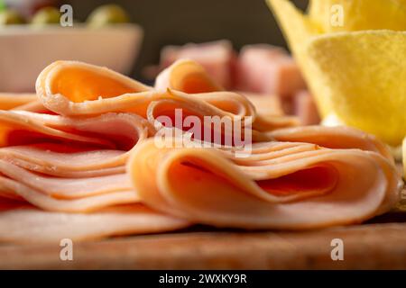 Salumi assortiti su tavola con ciotola di olive Foto Stock